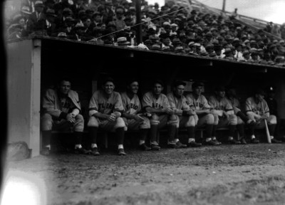Equipo de beisbol en la banca, retrato de grupo