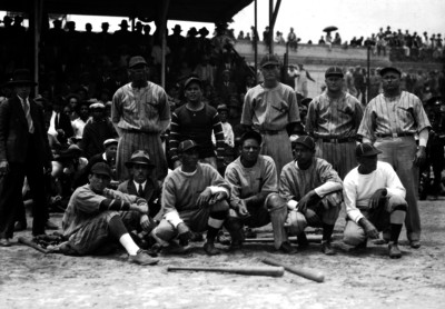Equipo de beisbol y espectadores, retrato de grupo