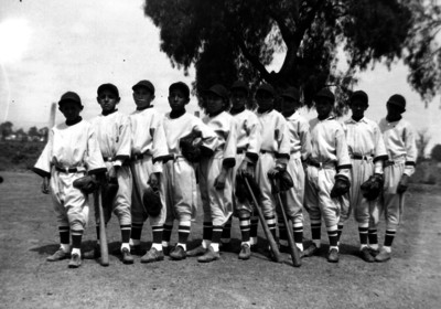 Niños besibolistas en un campo, retrato de grupo