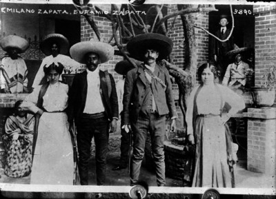 Emiliano y Eufemio Zapata acompañados de sus esposas, retrato de grupo