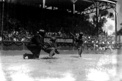 Bateador y catcher infantiles durante encuentro en el Parque Unión