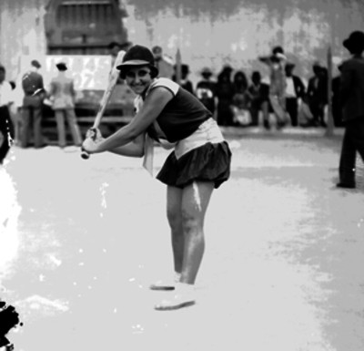 Mujer se prepara para batear la bola