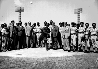 Militar lanza la primera bola durante la inauguración de un partido de beisbol