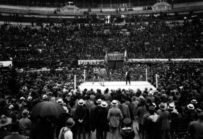 Jack Dempsey y Jack Lee durante la pelea fectuada en la plaza de toros "El Toreo"