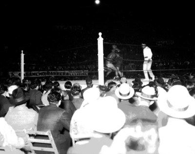 Boxeadores en el ring durante una pelea en la plaza El Toreo