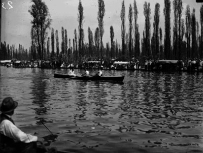 Deportistas reman durante una competencia en el canal de Xochimilco