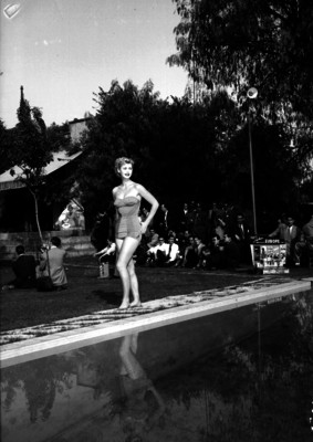 Modelo en una exhibición de trajes de baño