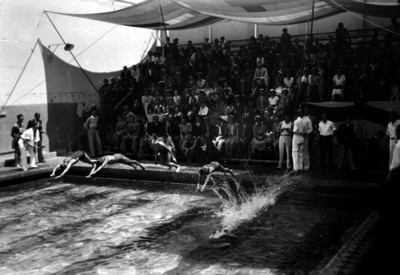 Nadadores se lanzan al agua al iniciar competencia