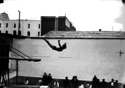 Clavadista se lanza de un trampolín