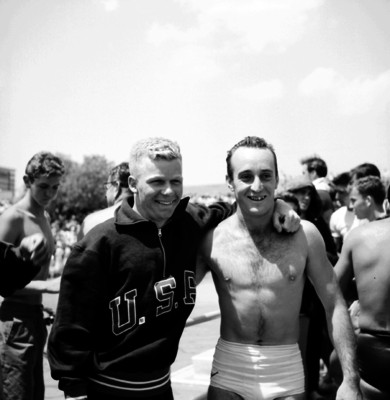 Deportistas abrazados, retrato