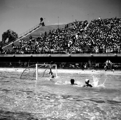Portero desvía el balón durante un partido de Waterpolo
