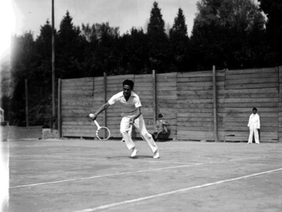 Deportista juega tenis