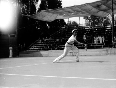 Deportista juega tenis
