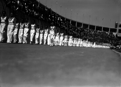 Gimnasta marchan con banderas en el Estadio Nacional