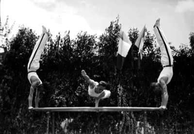 Gimnastas realizan ejercicios en las barras paralelas