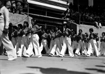 Mujeres gimnastas desfilan con su clara