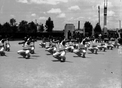 Hombres con clavas realizan una tabla gimnástica