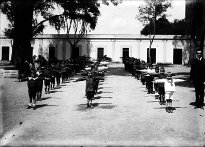 Alumnos ejercitan una tabla gimnástica