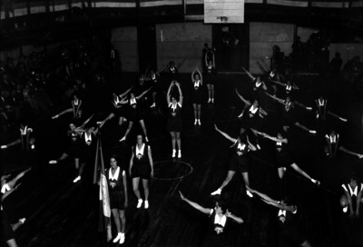 Mujeres del club ACF ejecutan una tabla gimnástica