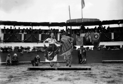 Charro y China poblana bailan Jarabe Tapatio en plaza de toros