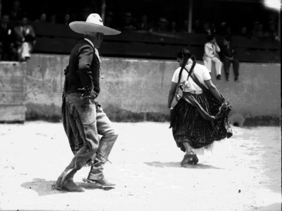 China poblana y Charro bailan Jarabe Tapatio