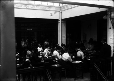 Grupo de mujeres en salón durante concurso de taquigrafía y mecanografía organizado por "El Imparcial"