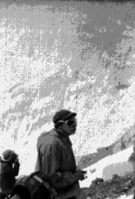 Alpinistas escalan un cerro