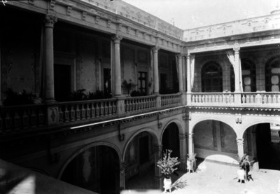 Pasillos y patio de una casa, vista parcial