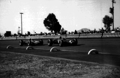 Automóviles en la pista durante una carrera durante el 4° Gran Premio