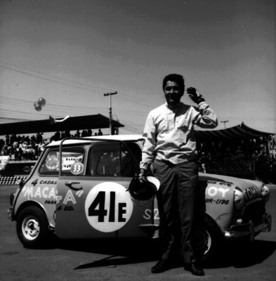 Piloto afuera de su automóvil en el autodromo durante el 4° Gran Premio