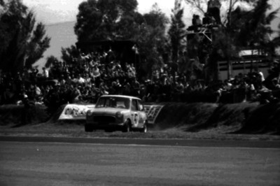 Auto de carreras número 47 regresa a la pista