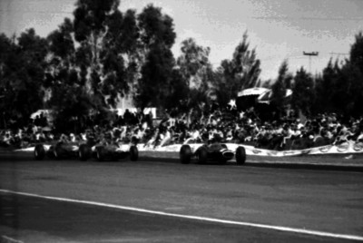 Automoviles recorren la pista durante competencia
