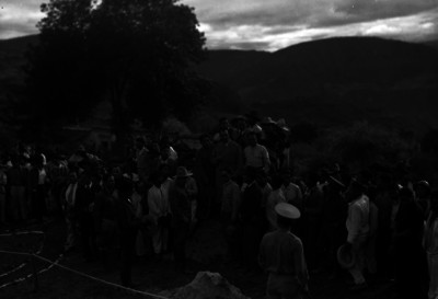 Lázaro Cárdenas con campesinos en un solar