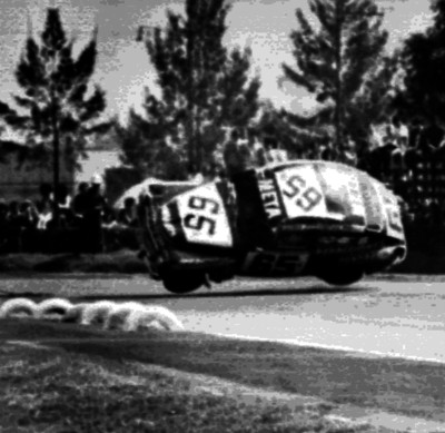 Automóvil de carreras se vuelca en la pista