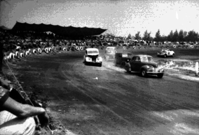 Automóviles durante carrera llegan a una curva
