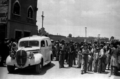 Ambulancia de la Cruz Roja rodeada de personas