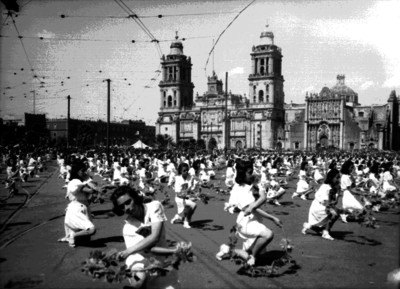Mujeres realizan tabla gimnástica frente a la catedral