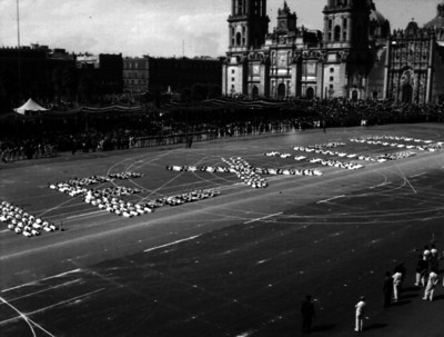 Deportistas realizan tabla gimnástica con la plabra México, en la plaza Constitución