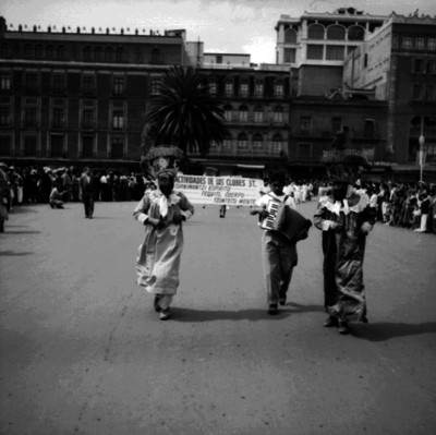Hombres con disfraz bailabn el compas del acordeón durante desfile