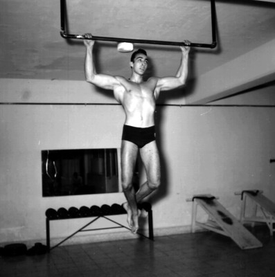 Deportista realiza ejercicios en un gimnasio
