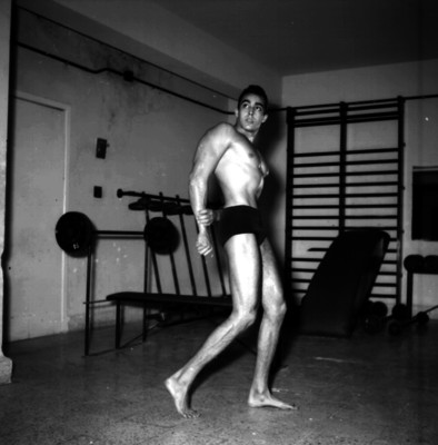 Físicoculturista en el interior de ung imnasio