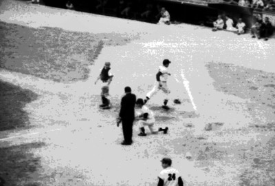 Umpire y beisbolistas en home