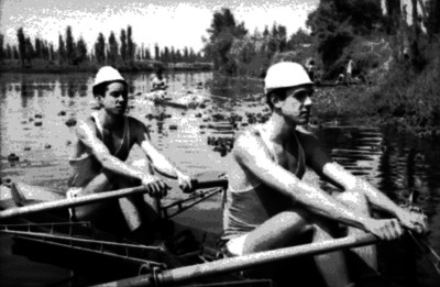 Deportistas reman durant euna competencia en Xochimilco