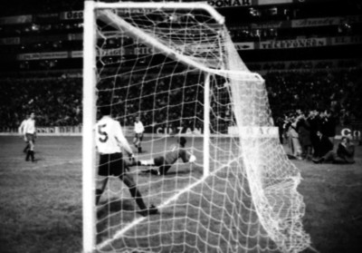 Portero se tira para evitar un gol