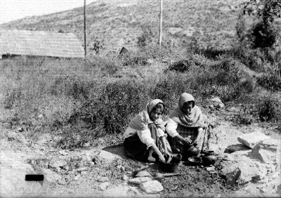 Mujeres lavan trastes en el campo