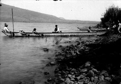 Purépechas y mestizo en embarcación a orilla del lago