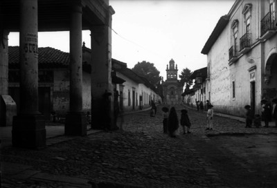 Calle con templo en Pátzcuaro, vista general
