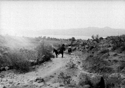 Hombres a caballo en camino junto al lago de Pátzcuaro, retrato