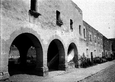 Arcos y escaleras en la entrada por la puerta de campo del convento de Churubusco