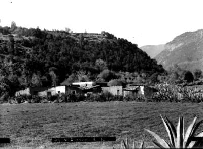 Casas rústicas en un poblado, vista parcial